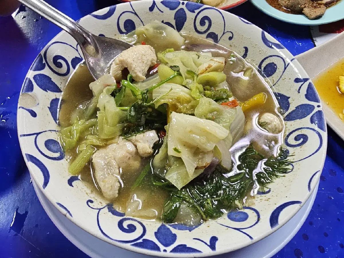‘เจ๊ปุ่นไก่ทอด’ อาหารอีสานรสแซ่บ ย่านวังบูรพา ขายมา 30 ปี