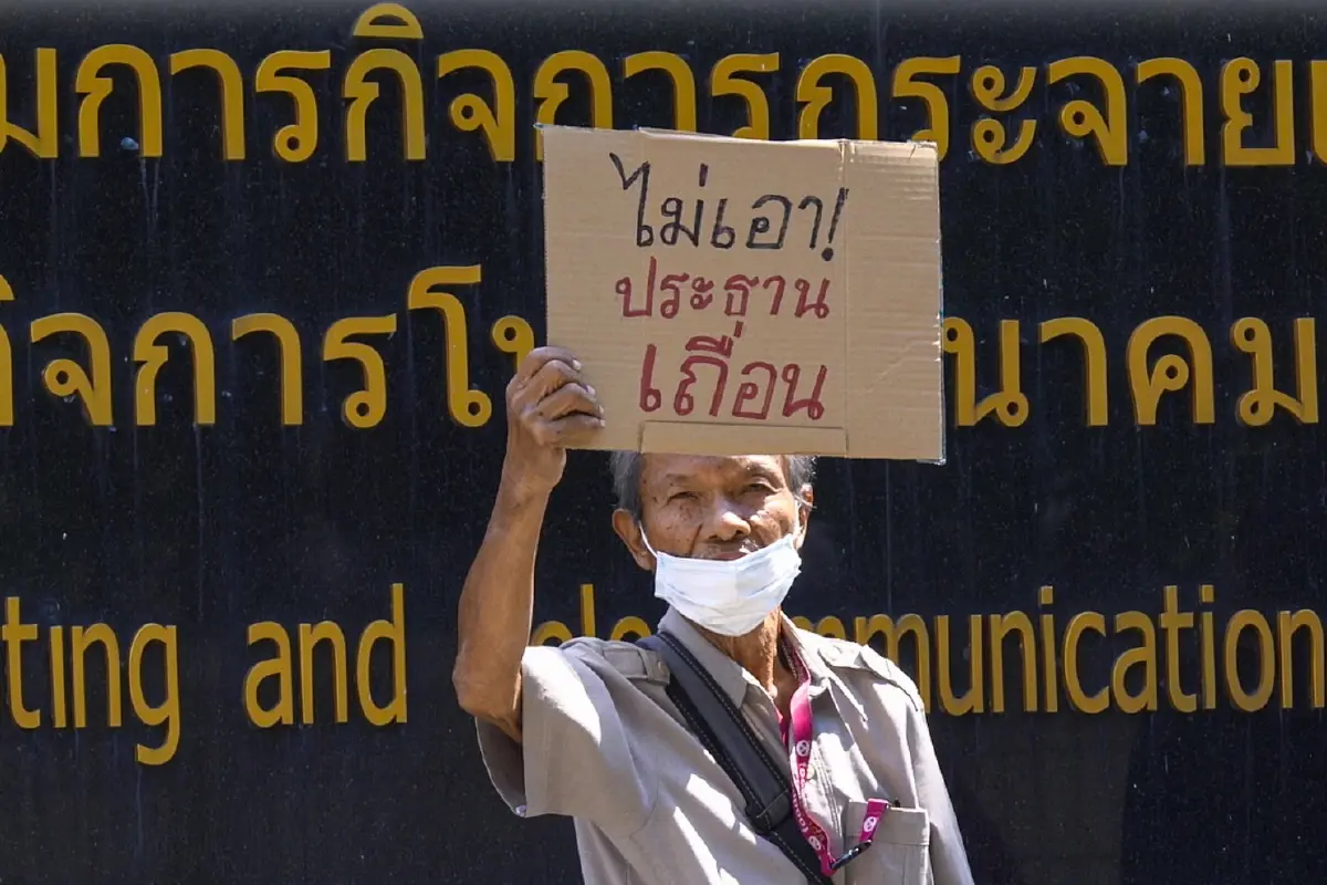 15 ปี กสทช.สุดขม! ‘หมอสรณ’ เผชิญมวลชนไล่ ปมร้อนสถานะขาดคุณสมบัติประธานฯ