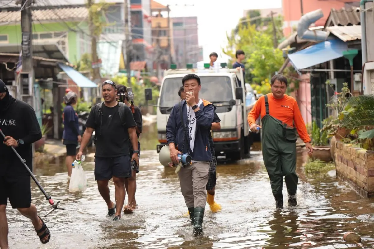 'ณัฐพงษ์' ลุยน้ำท่วมรังสิต-ปทุมฯ จี้รัฐเร่งระบายเต็มกำลัง