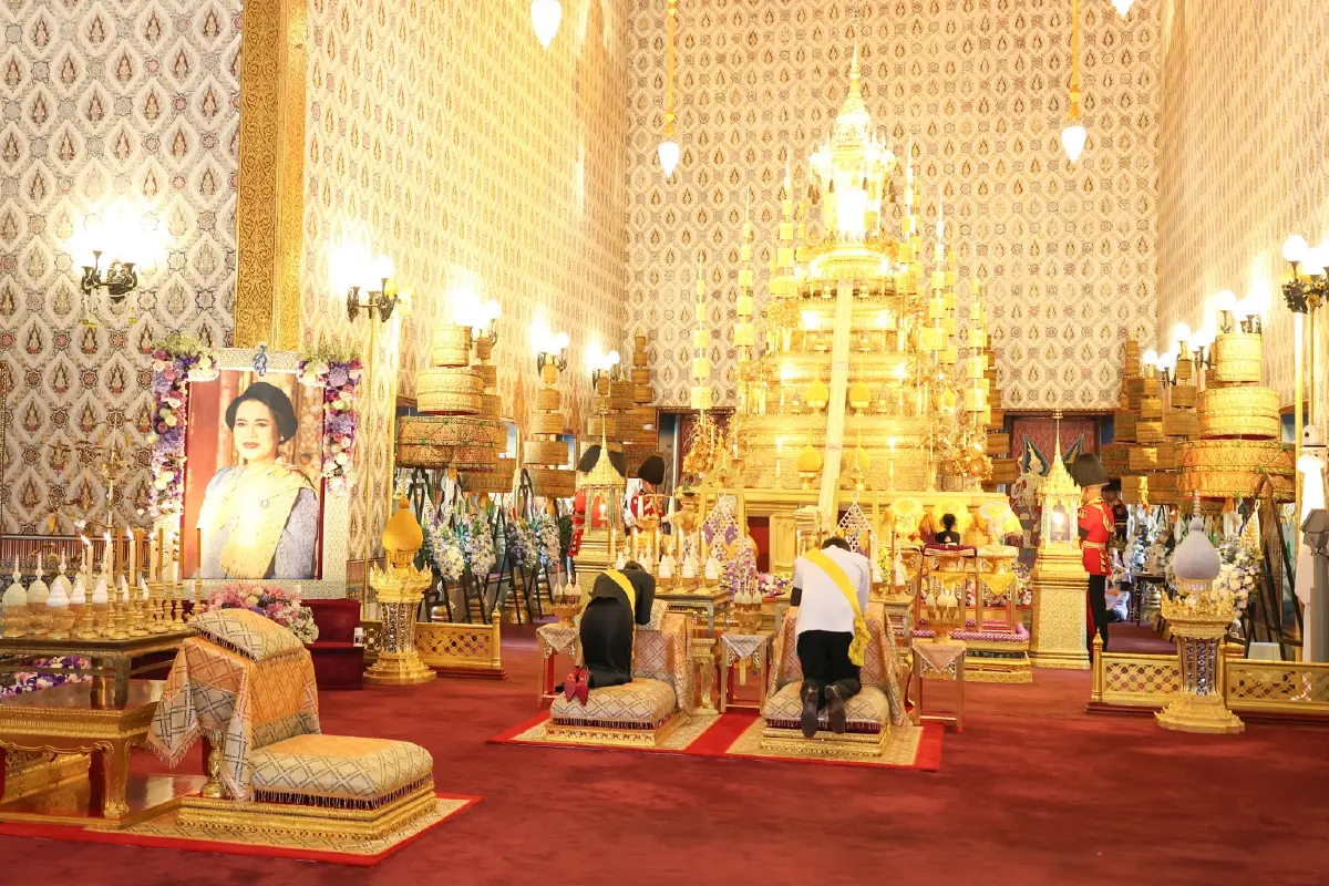 ในหลวง-พระราชินี ทรงบำเพ็ญพระราชกุศลครบรอบ 1 ปี วันสวรรคต พระพันปีหลวง
