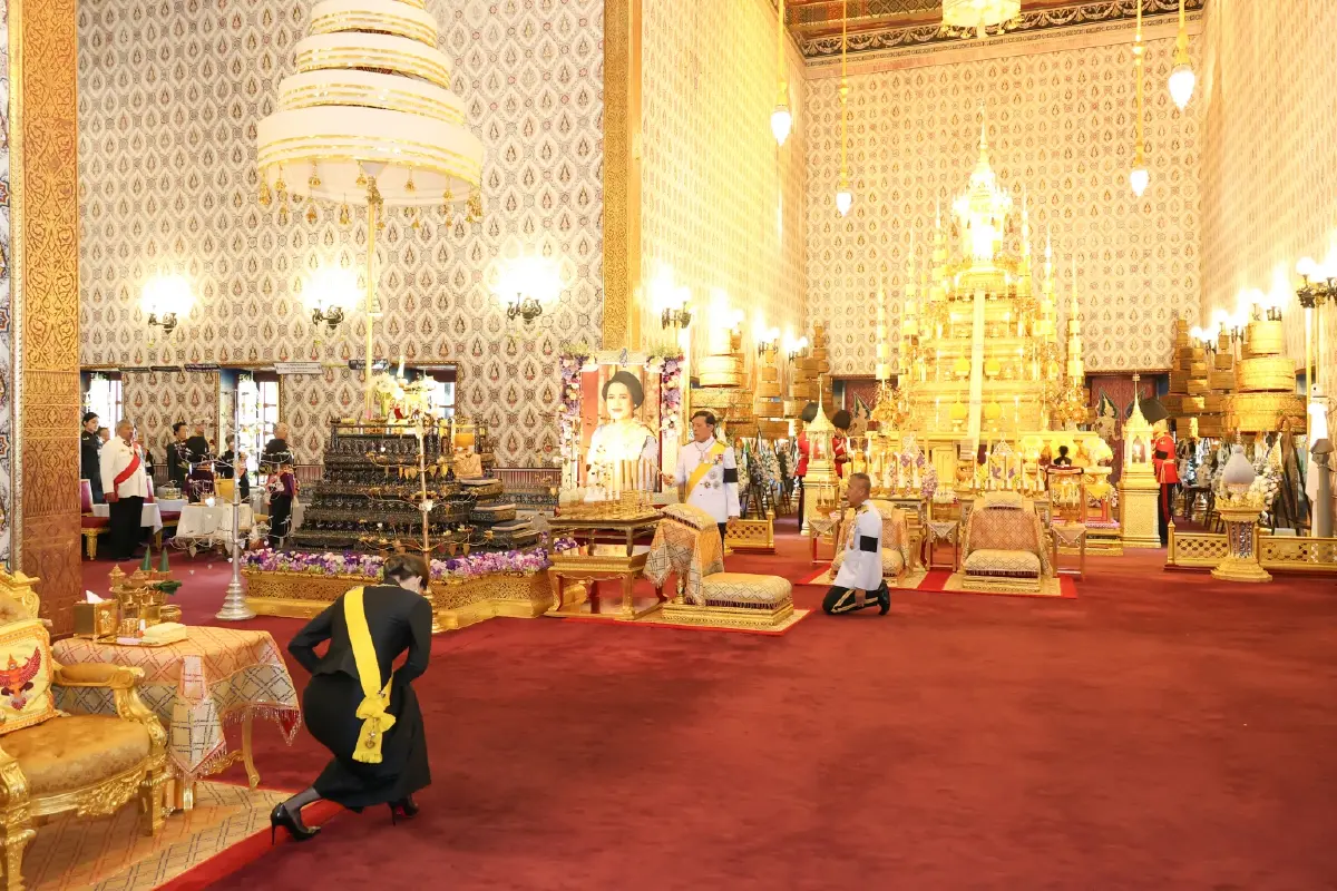 ในหลวง-พระราชินี ทรงบำเพ็ญพระราชกุศลครบรอบ 1 ปี วันสวรรคต พระพันปีหลวง