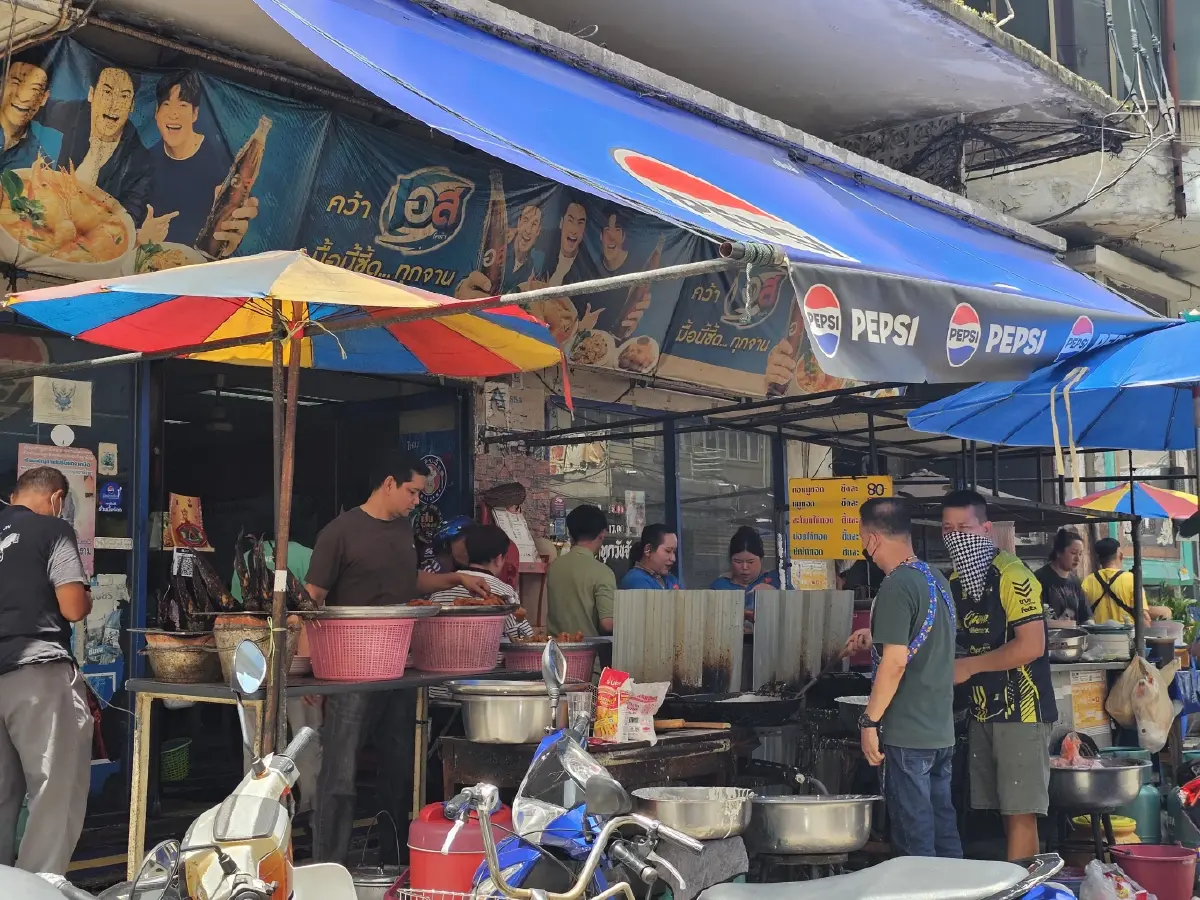 ‘เจ๊ปุ่นไก่ทอด’ อาหารอีสานรสแซ่บ ย่านวังบูรพา ขายมา 30 ปี