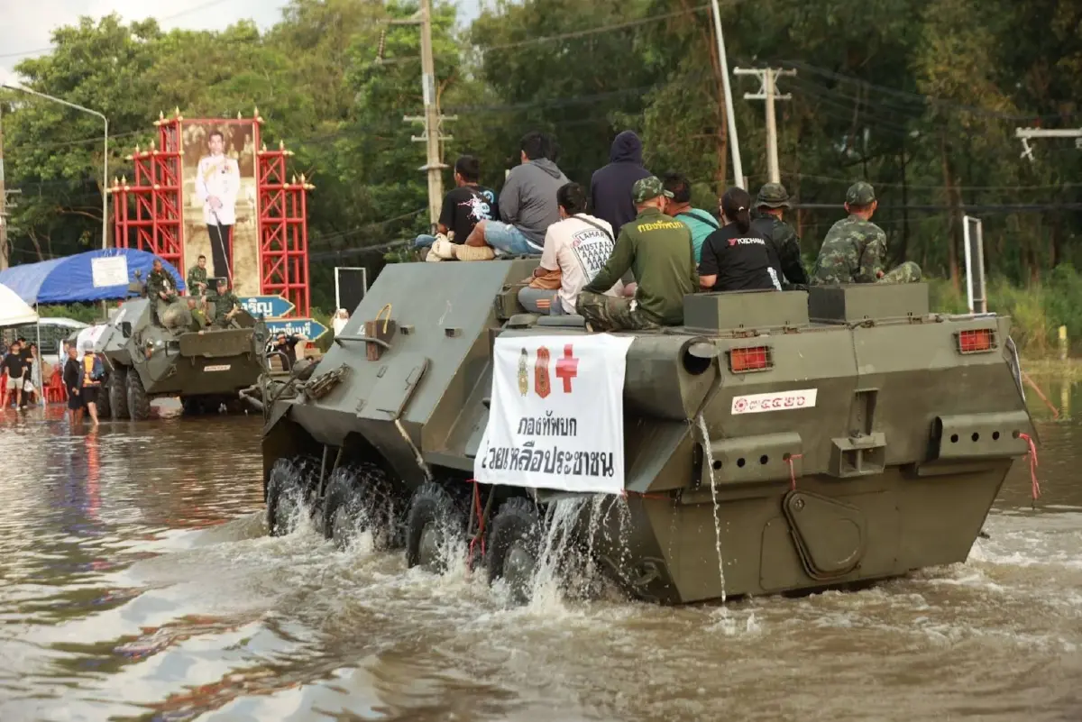 ร.2 พัน.1 รอ. นำ รถเกราะ BTR-3S ฝ่าน้ำท่วม ช่วยผู้ป่วย-ประชาชน