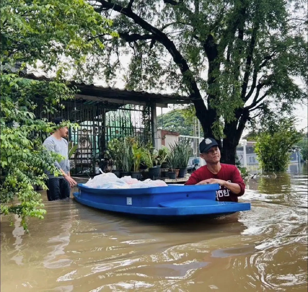 น้ำท่วมอยุธยา ยังวิกฤต! ตร. ลุยน้ำส่งถุงยังชีพ บรรเทาความเดือดร้อนประชาชน
