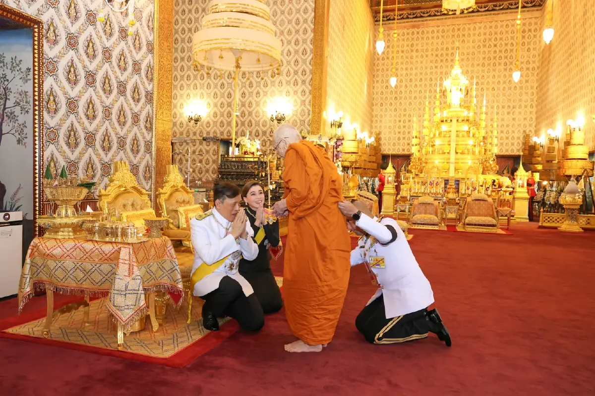ในหลวง-พระราชินี ทรงบำเพ็ญพระราชกุศลครบรอบ 1 ปี วันสวรรคต พระพันปีหลวง
