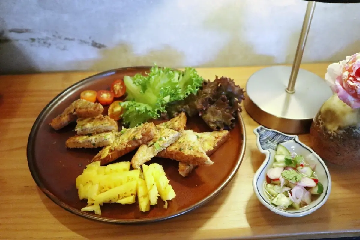ดินหญ้าฟ้าแถน ร้านอาหารใต้ต้นลิ้นจี่ของ อุรุดา แห่งครัวสีแดง