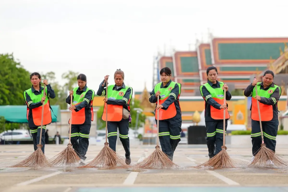 ซีพี แอ็กซ์ตร้า ลุยโครงการ 'พลาสติกคืนค่า' เปลี่ยนขวดเป็นเสื้อกั๊กสะท้อนแสงให้ 'พี่กวาด' กทม.