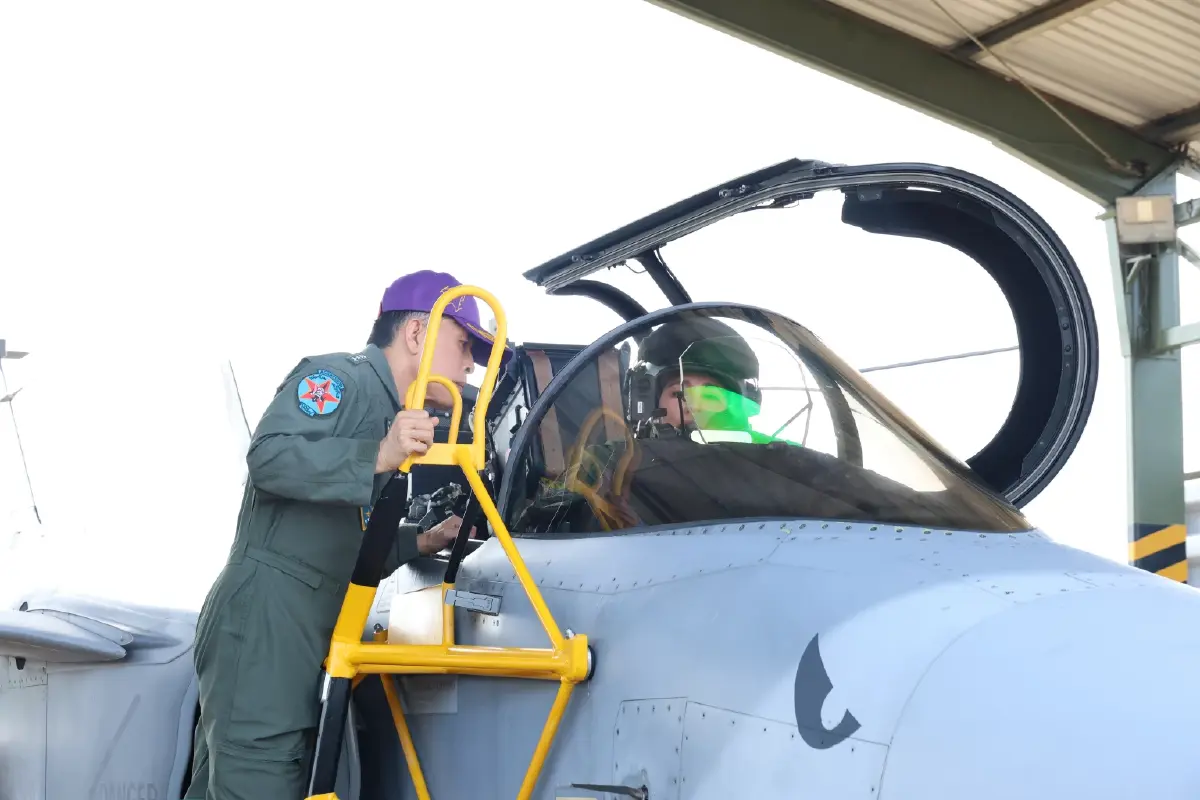 ‘ในหลวง’ ทอดพระเนตร ‘พระราชินี’ ทรงฝึกบินเดี่ยว Gripen เป็นครั้งแรก