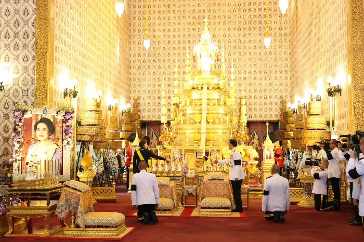 ในหลวง-พระราชินี ทรงบำเพ็ญพระราชกุศลครบรอบ 1 ปี วันสวรรคต พระพันปีหลวง