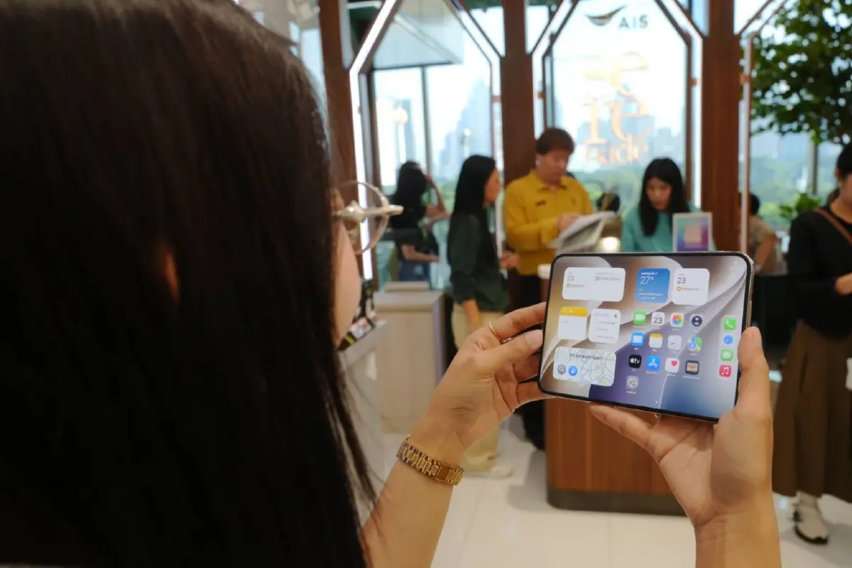 AIS คึกคักรับเครื่องวันแรก 'iPhone Duo' iPhone พับได้รุ่นแรก