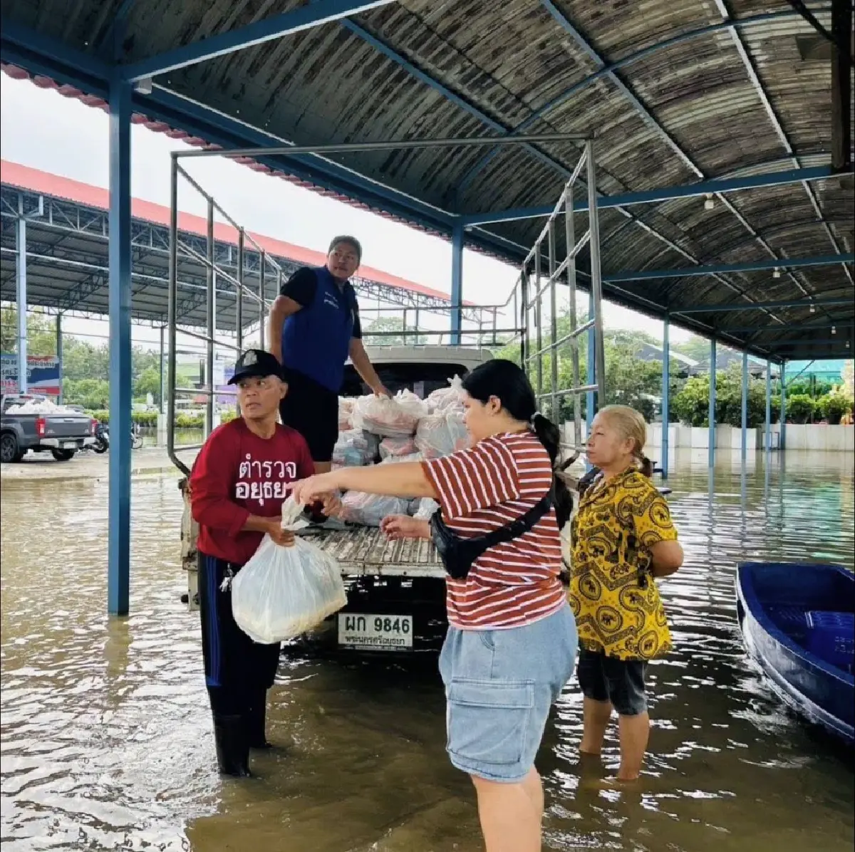 น้ำท่วมอยุธยา ยังวิกฤต! ตร. ลุยน้ำส่งถุงยังชีพ บรรเทาความเดือดร้อนประชาชน