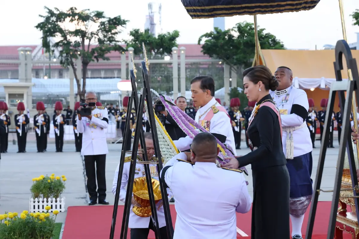 ในหลวง-พระราชินี เสด็จฯ ทรงวางพวงมาลา เนื่องในวันปิยมหาราช 2569