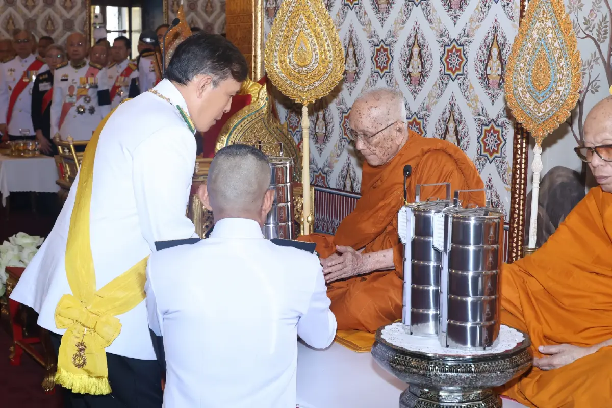 ในหลวง-พระราชินี ทรงบำเพ็ญพระราชกุศลครบรอบ 1 ปี วันสวรรคต พระพันปีหลวง