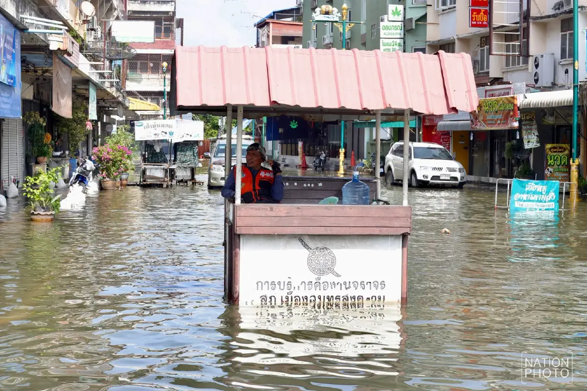 น้ำทะเลหนุนสูง เอ่อล้นท่วมชุมชนตลาดแม่กลอง-ตลาดน้ำอัมพวา สมุทรสงคราม