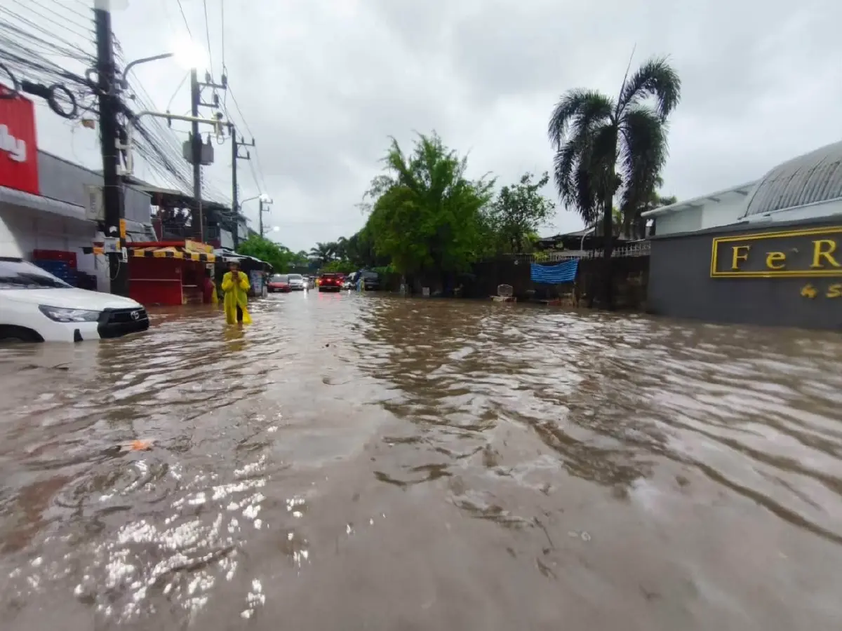 น้ำท่วมภูเก็ตล่าสุด ฝนตกหนัก 70% 'ถนนโคกโตนด-หน้าวัดใต้' ผ่านไม่ได้