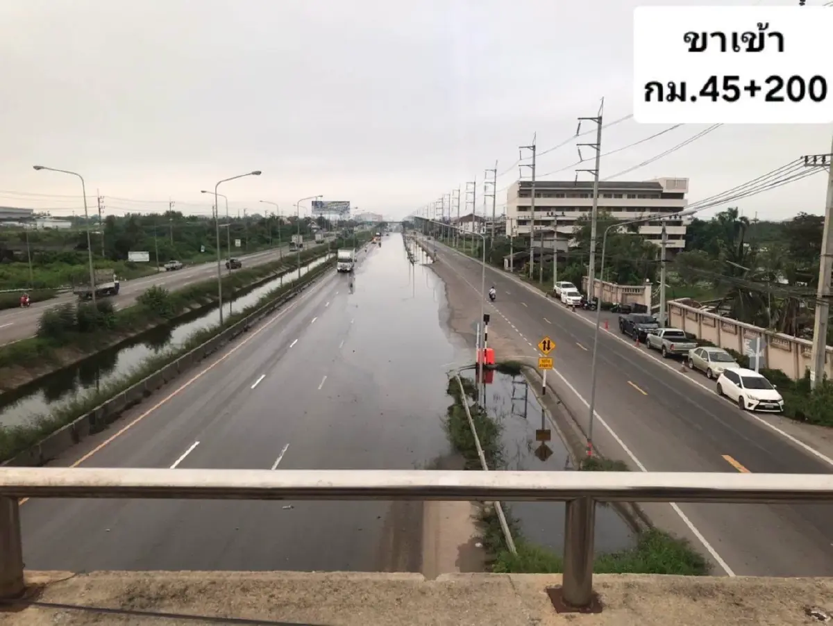 น้ำท่วมขังถนนพระราม 2 วันนี้สมุทรสาครแจ้ง 2 จุด เช็กก่อนเดินทาง