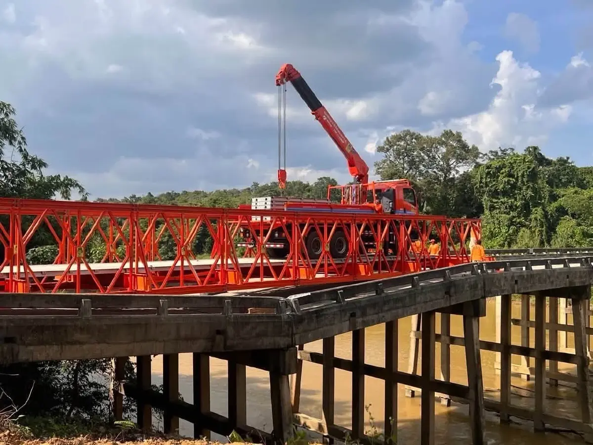 เร่งติดตั้งสะพานเบลีย์ ข้ามแม่น้ำสายบุรี นราธิวาส หลังตอม่อทรุด คืบหน้า 90%