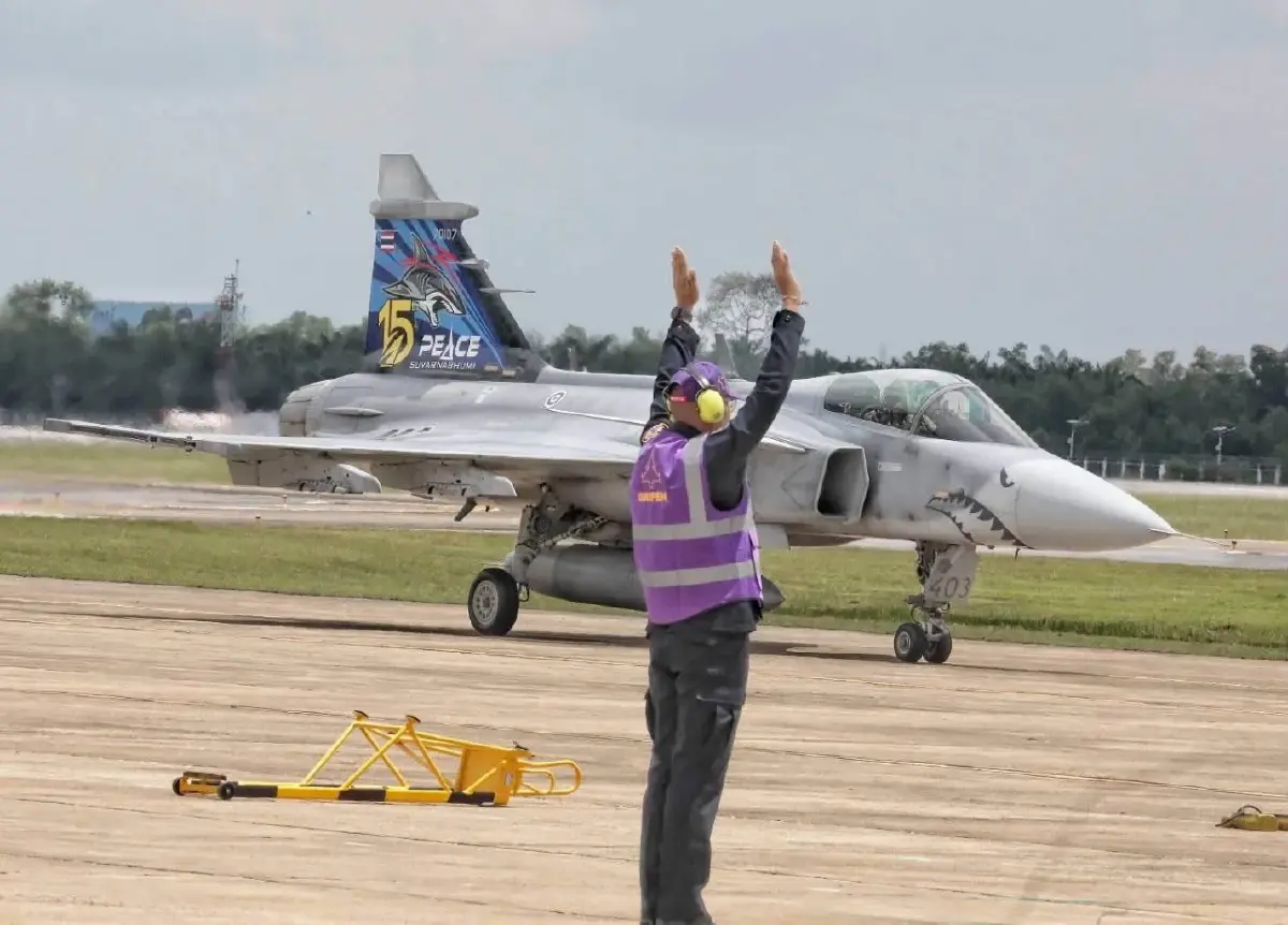 ‘ในหลวง’ ทอดพระเนตร ‘พระราชินี’ ทรงฝึกบินเดี่ยว Gripen เป็นครั้งแรก