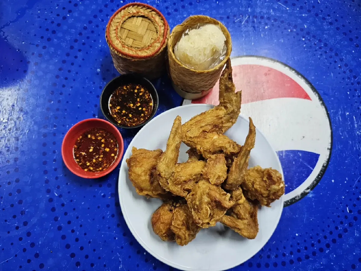 ‘เจ๊ปุ่นไก่ทอด’ อาหารอีสานรสแซ่บ ย่านวังบูรพา ขายมา 30 ปี
