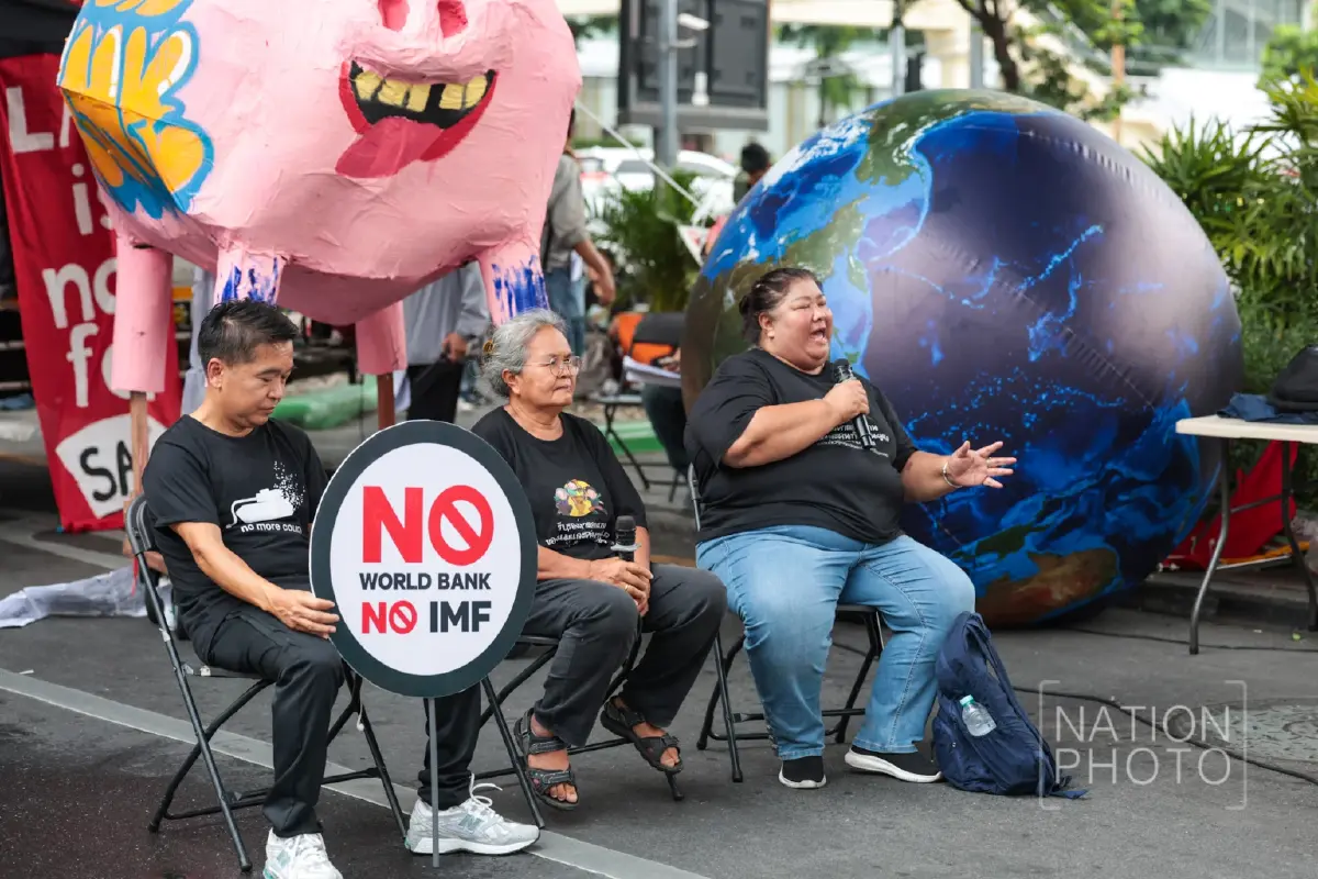 ม็อบต้าน World Bank–IMF ปักหลักค้างคืน แยกพระราม 4 ตำรวจตรึงกำลังเข้ม