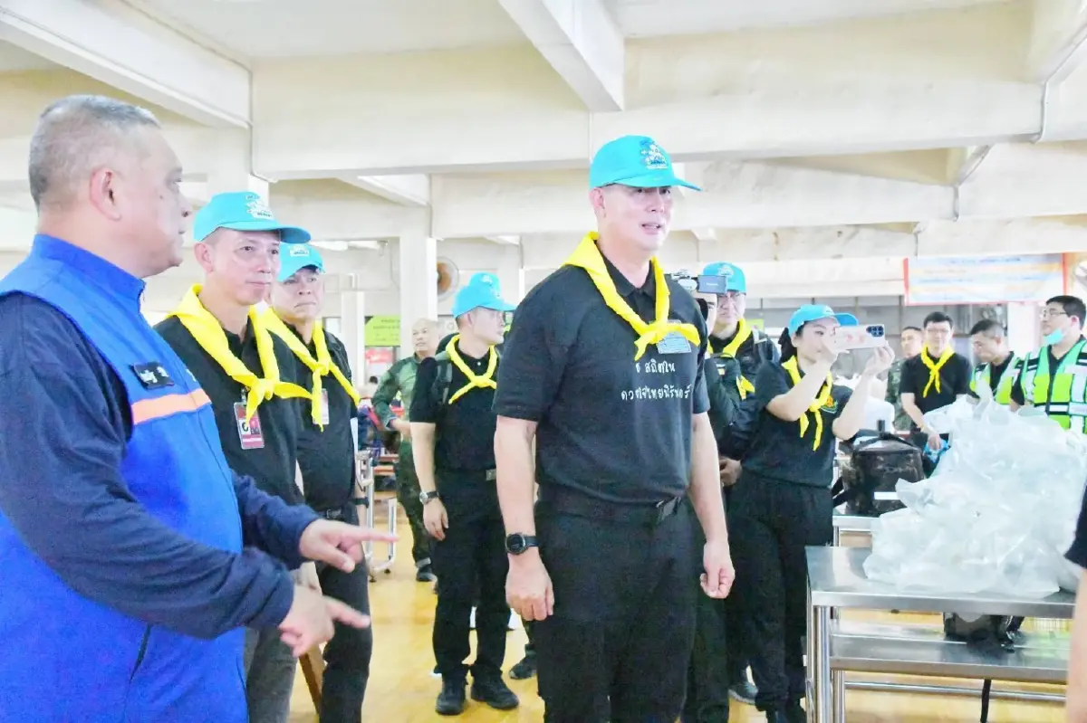 รอง ผบ.ทบ. ตรวจปฏิบัติการช่วยเหลือผู้ประสบภัยน้ำท่วมลาดกระบัง