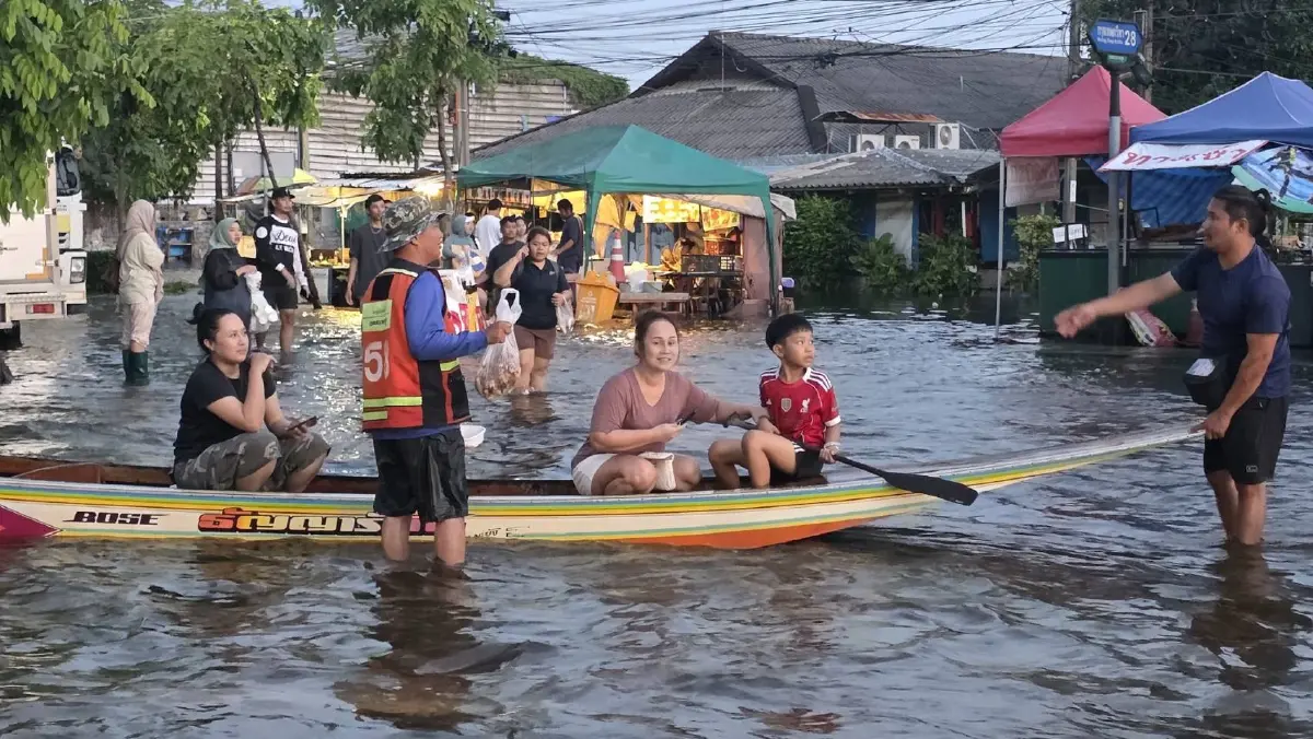 มูลนิธิเก้ายั่งยืน-ออมไทย ส่งสิ่งของช่วยผู้ประสบภัยน้ำท่วม
