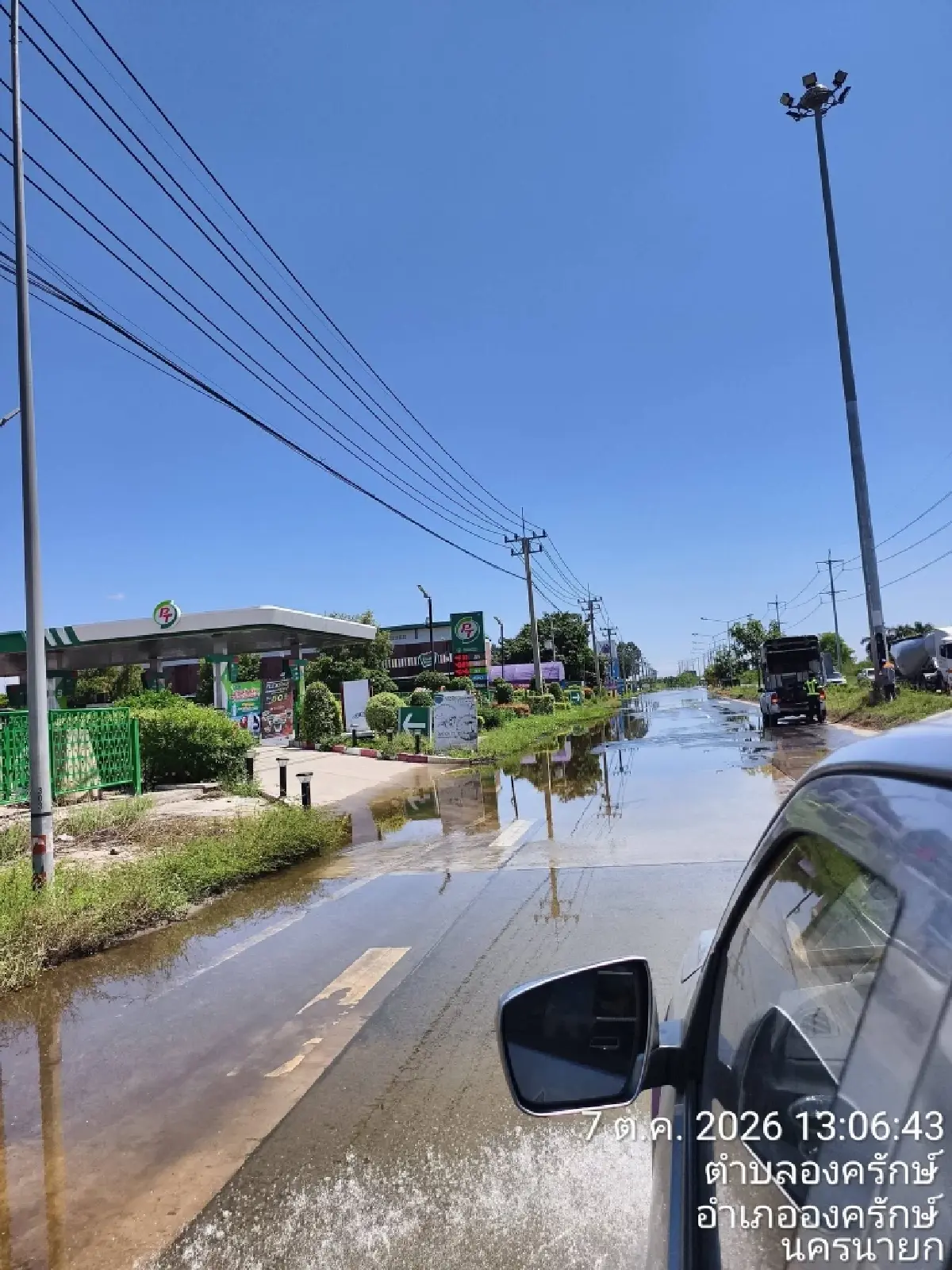 น้ำท่วม ‘บางน้ำเปรี้ยว-องครักษ์’ สาย 3001 ขังทุกเลน ถนนพัง-วัดดังน้ำสูง 60 ซม.