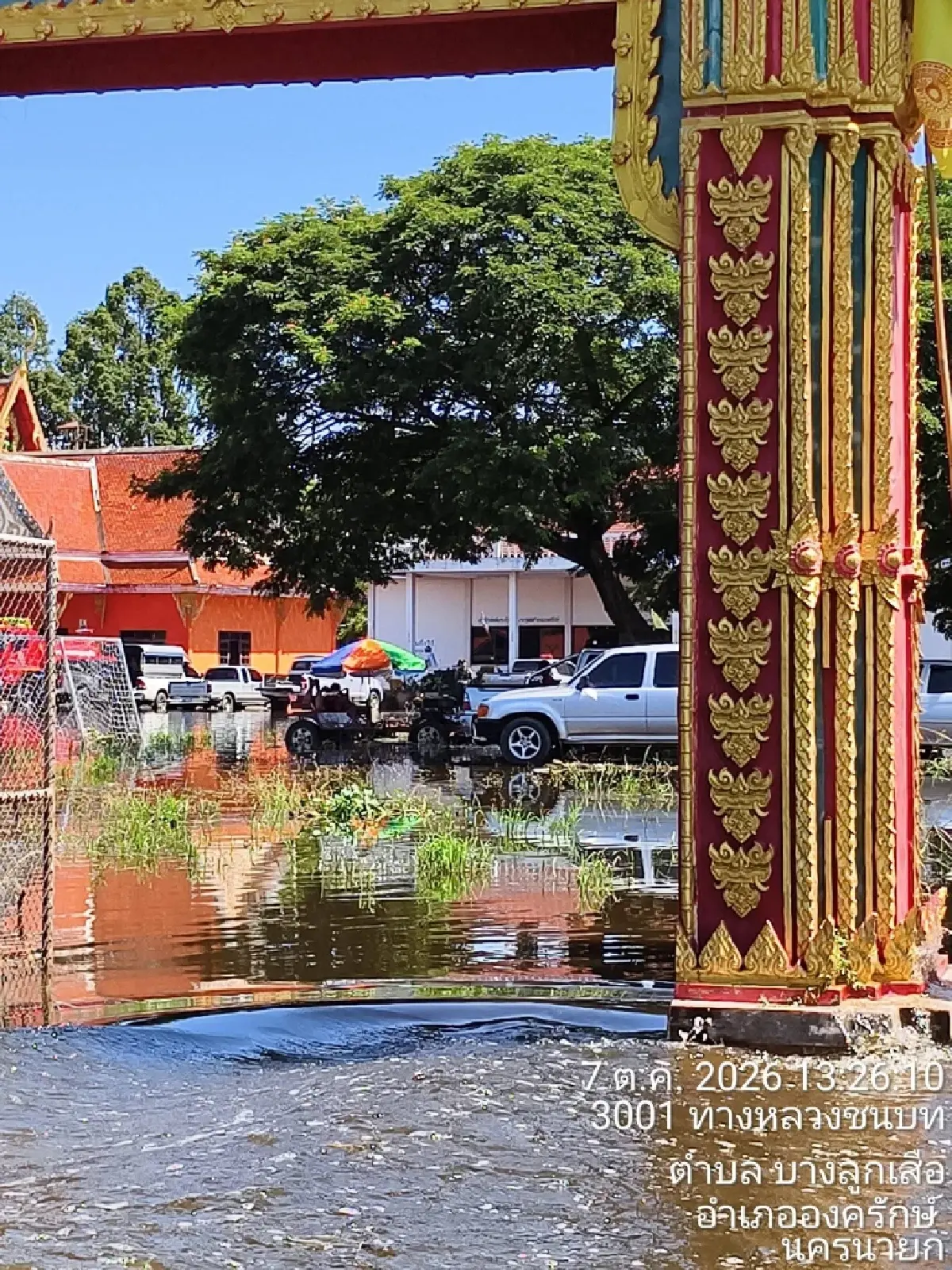 น้ำท่วม ‘บางน้ำเปรี้ยว-องครักษ์’ สาย 3001 ขังทุกเลน ถนนพัง-วัดดังน้ำสูง 60 ซม.