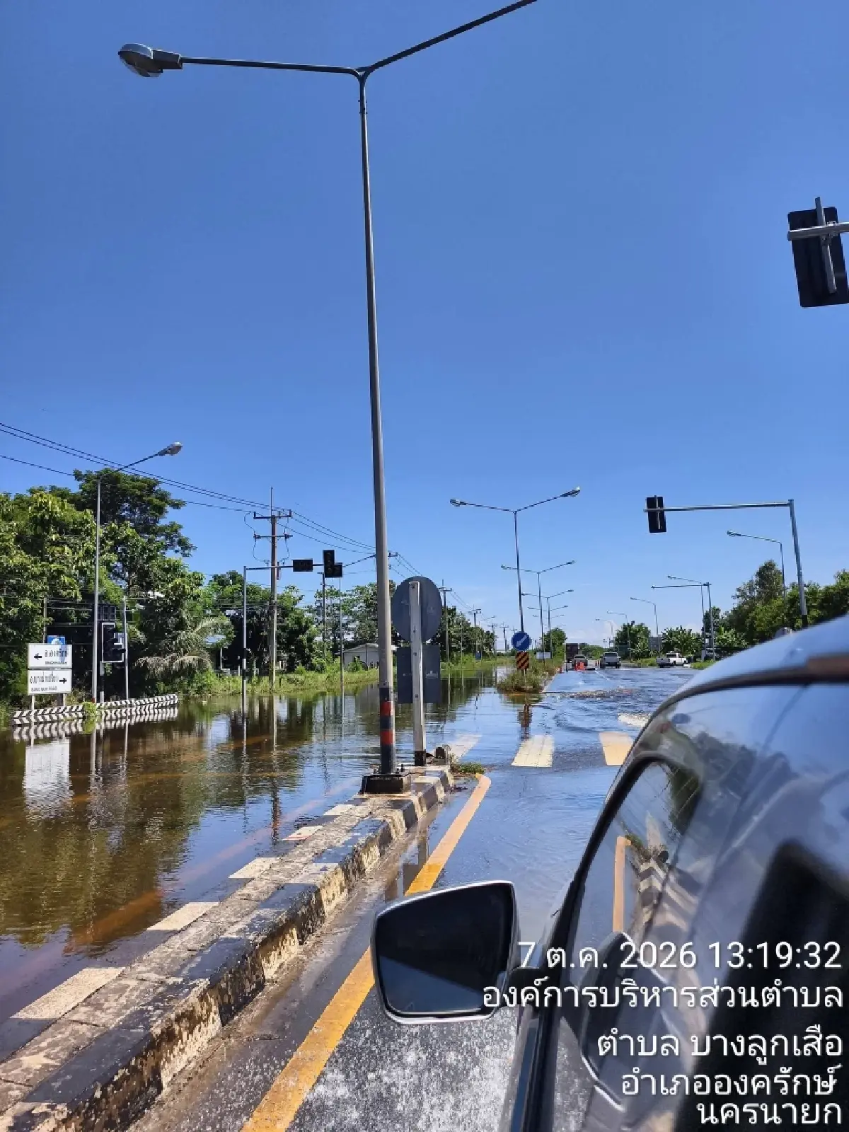 น้ำท่วม ‘บางน้ำเปรี้ยว-องครักษ์’ สาย 3001 ขังทุกเลน ถนนพัง-วัดดังน้ำสูง 60 ซม.