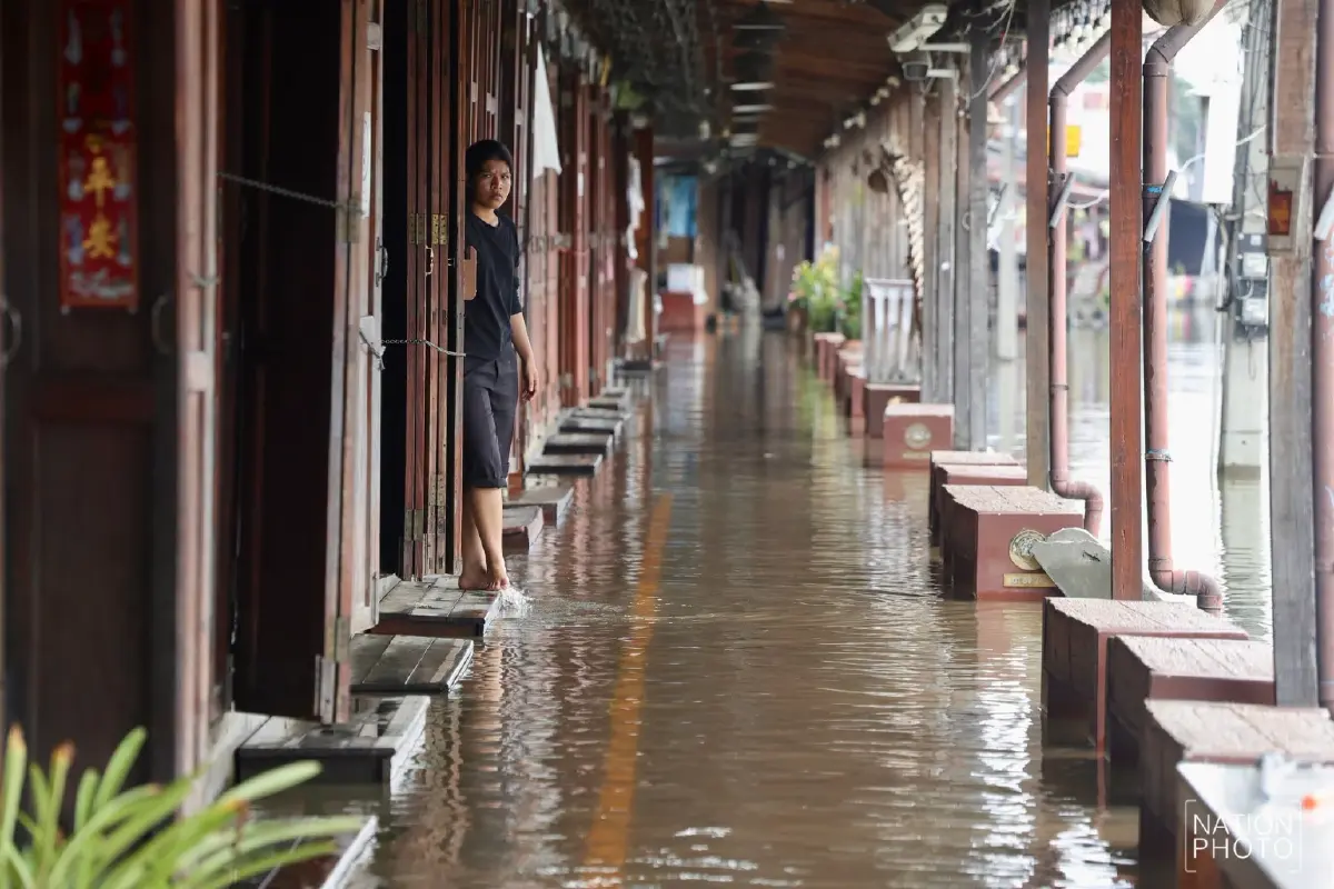 น้ำทะเลหนุนสูง เอ่อล้นท่วมชุมชนตลาดแม่กลอง-ตลาดน้ำอัมพวา สมุทรสงคราม