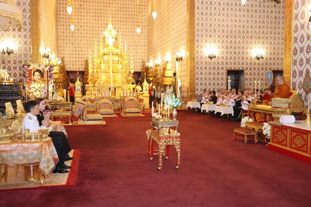 ในหลวง-พระราชินี ทรงบำเพ็ญพระราชกุศลครบ 1 ปี วันสวรรคต สมเด็จพระพันปีหลวง