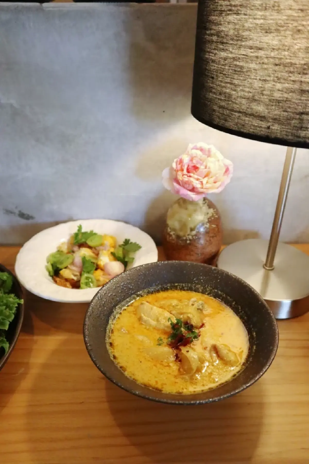 ดินหญ้าฟ้าแถน ร้านอาหารใต้ต้นลิ้นจี่ของ อุรุดา แห่งครัวสีแดง