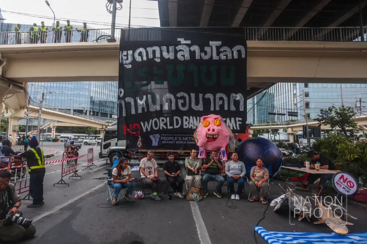 ม็อบต้าน World Bank–IMF ปักหลักค้างคืน แยกพระราม 4 ตำรวจตรึงกำลังเข้ม