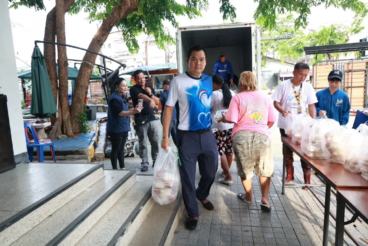ทีม สส.ภท. นำข้าวกล่องฮาลาลช่วยผู้ประสบภัย ศูนย์พักพิง รร.สมโภชกรุงอนุสรณ์