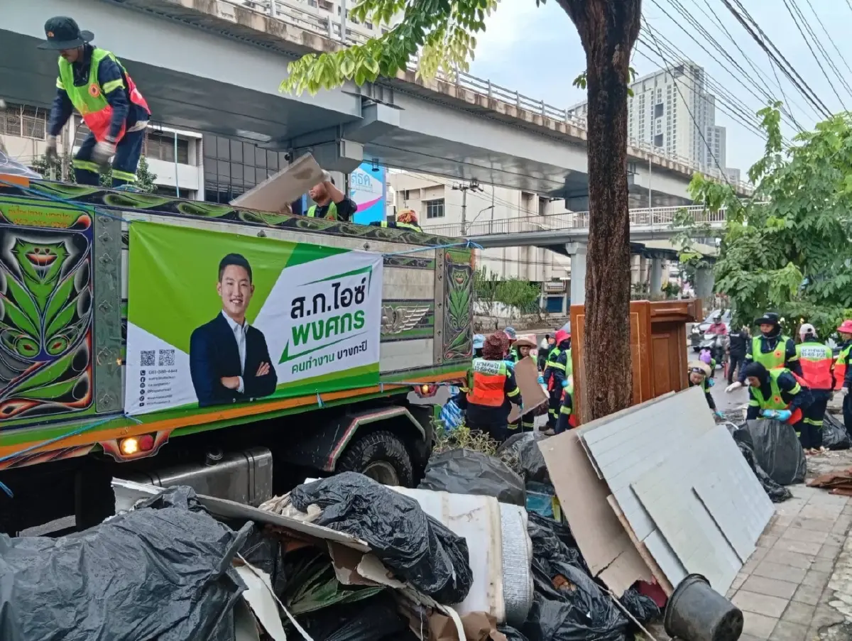 ‘พงศกร’ สก.บางกะปิ ลุยฟื้นฟูหลังน้ำท่วม ระดมจิตอาสา-รถบรรทุกเก็บขยะ