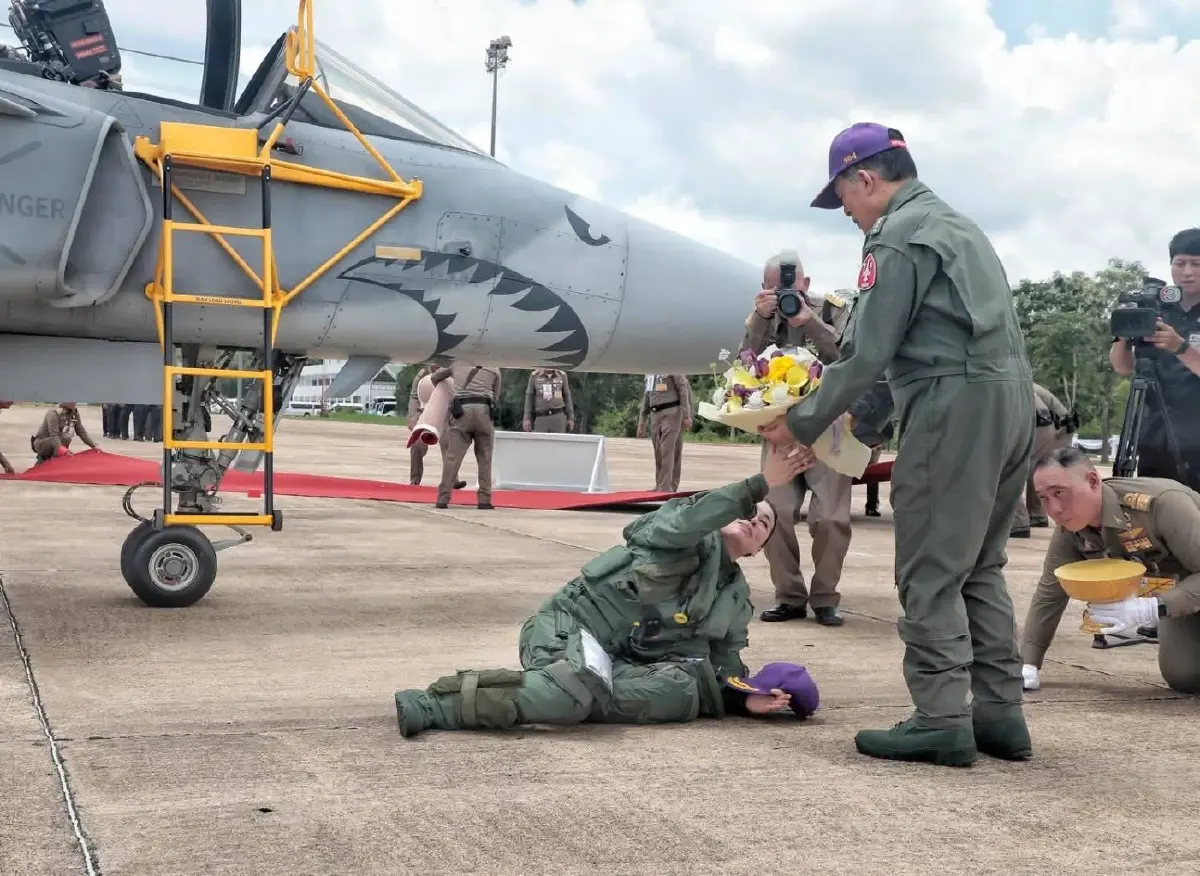 ‘ในหลวง’ ทอดพระเนตร ‘พระราชินี’ ทรงฝึกบินเดี่ยว Gripen เป็นครั้งแรก