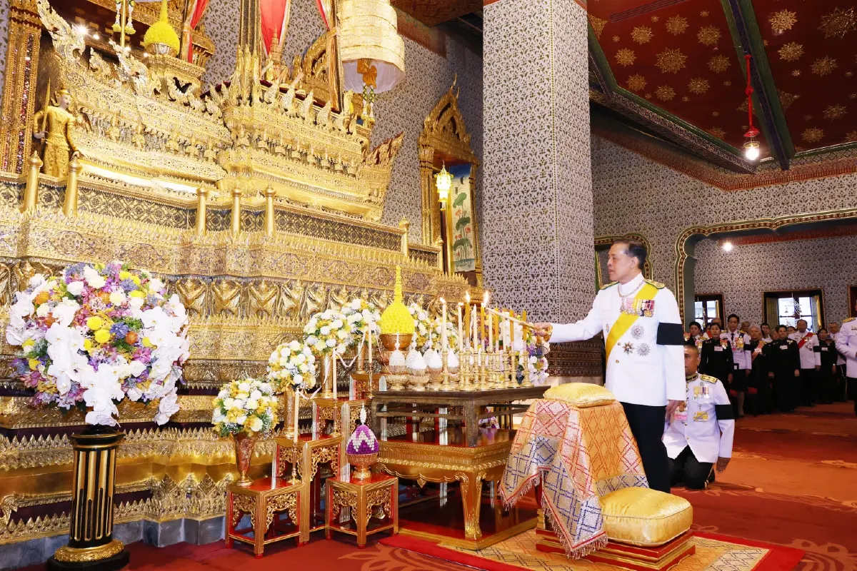 ในหลวง-พระราชินี เสด็จฯ ทรงวางพวงมาลาถวายราชสักการะ เนื่องในวันนวมินทรมหาราช