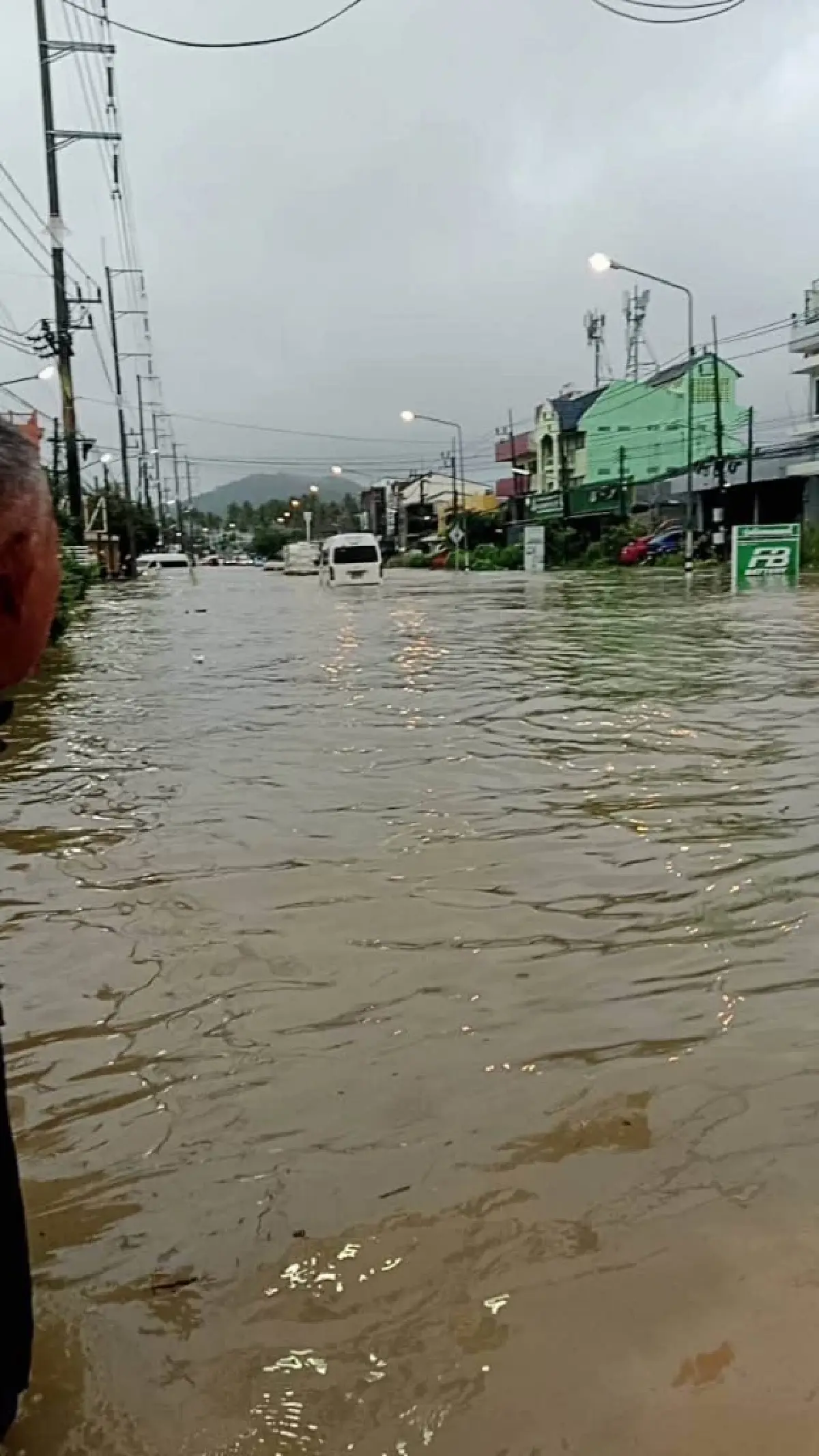 น้ำท่วมภูเก็ตล่าสุด ฝนตกหนัก 70% 'ถนนโคกโตนด-หน้าวัดใต้' ผ่านไม่ได้