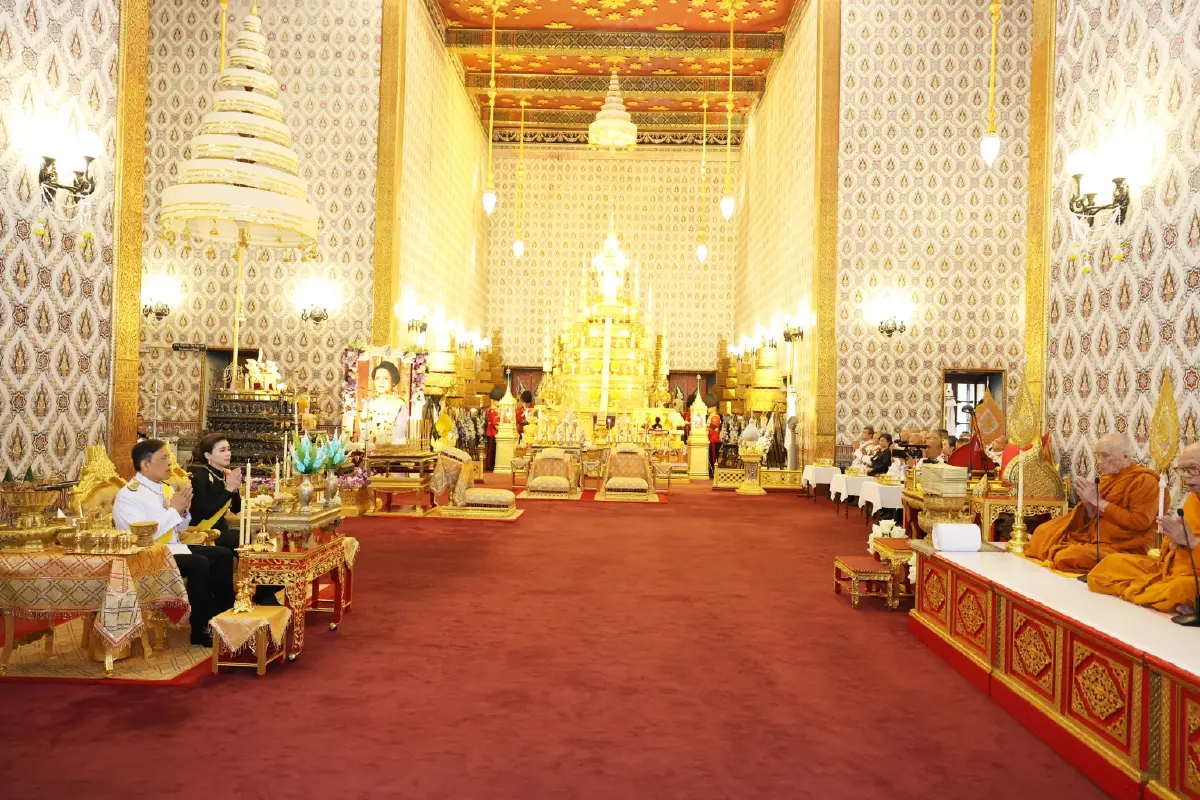 ในหลวง-พระราชินี ทรงบำเพ็ญพระราชกุศลครบ 1 ปี วันสวรรคต สมเด็จพระพันปีหลวง