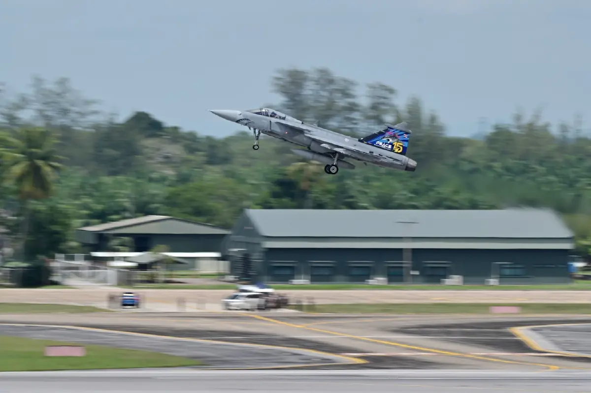 ‘ในหลวง’ ทอดพระเนตร ‘พระราชินี’ ทรงฝึกบินเดี่ยว Gripen เป็นครั้งแรก