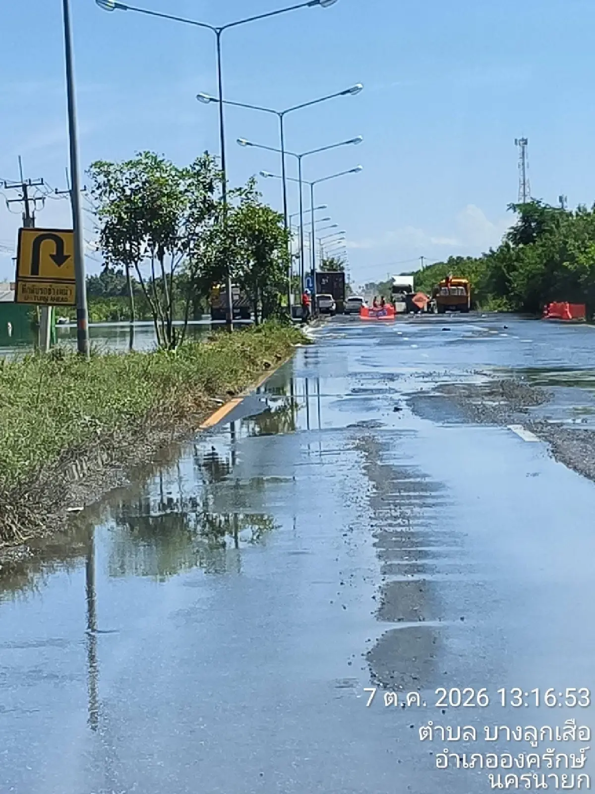 น้ำท่วม ‘บางน้ำเปรี้ยว-องครักษ์’ สาย 3001 ขังทุกเลน ถนนพัง-วัดดังน้ำสูง 60 ซม.