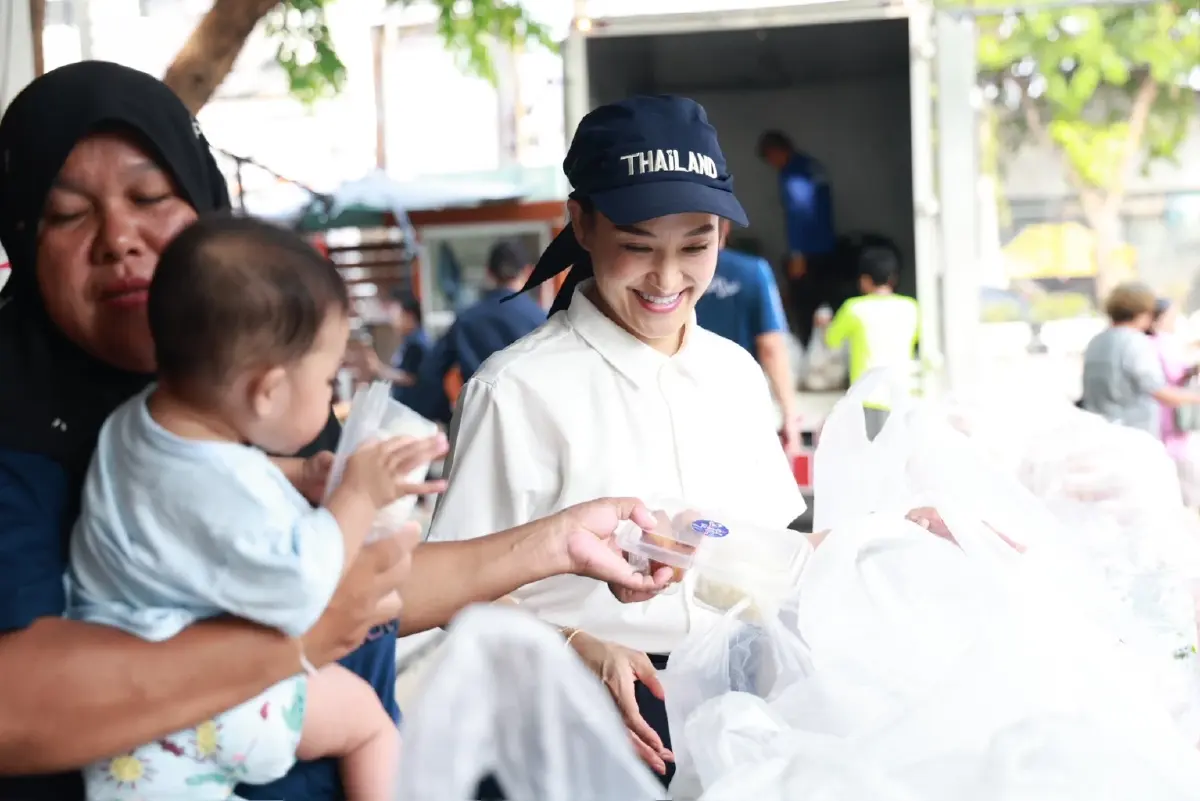 ทีม สส.ภท. นำข้าวกล่องฮาลาลช่วยผู้ประสบภัย ศูนย์พักพิง รร.สมโภชกรุงอนุสรณ์