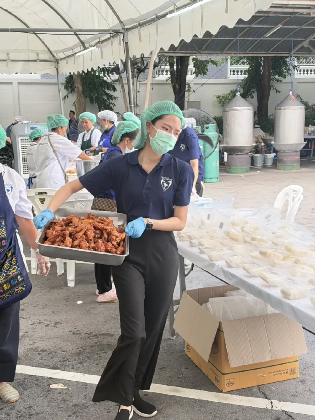 เปิดครัวภูมิใจไทย ช่วยน้ำท่วมเสิร์ฟเมนู 'ข้าวเหนียว-ไก่ทอด-หมูทอด'