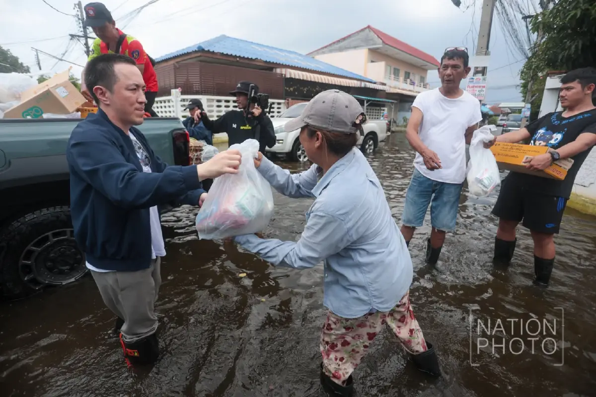 ‘เนชั่นปันน้ำใจ’ ลุยเคหะธานี4 ส่งอาหาร-ของจำเป็น ช่วยชาวบ้านฝ่าวิกฤตน้ำท่วม