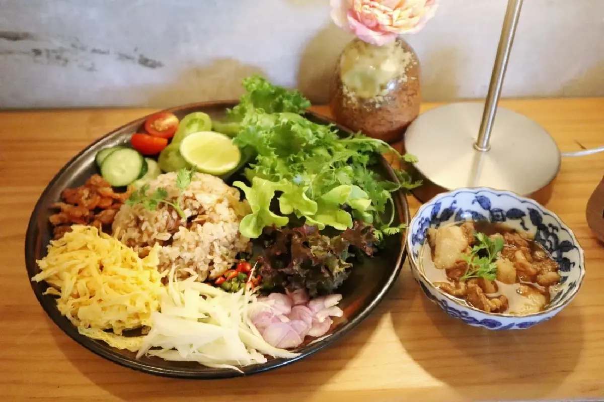 ดินหญ้าฟ้าแถน ร้านอาหารใต้ต้นลิ้นจี่ของ อุรุดา แห่งครัวสีแดง