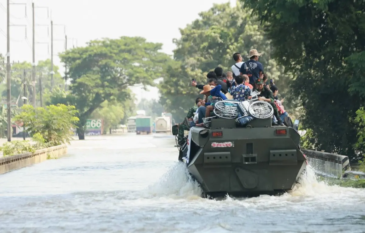 ร.2 พัน.1 รอ. นำ รถเกราะ BTR-3S ฝ่าน้ำท่วม ช่วยผู้ป่วย-ประชาชน