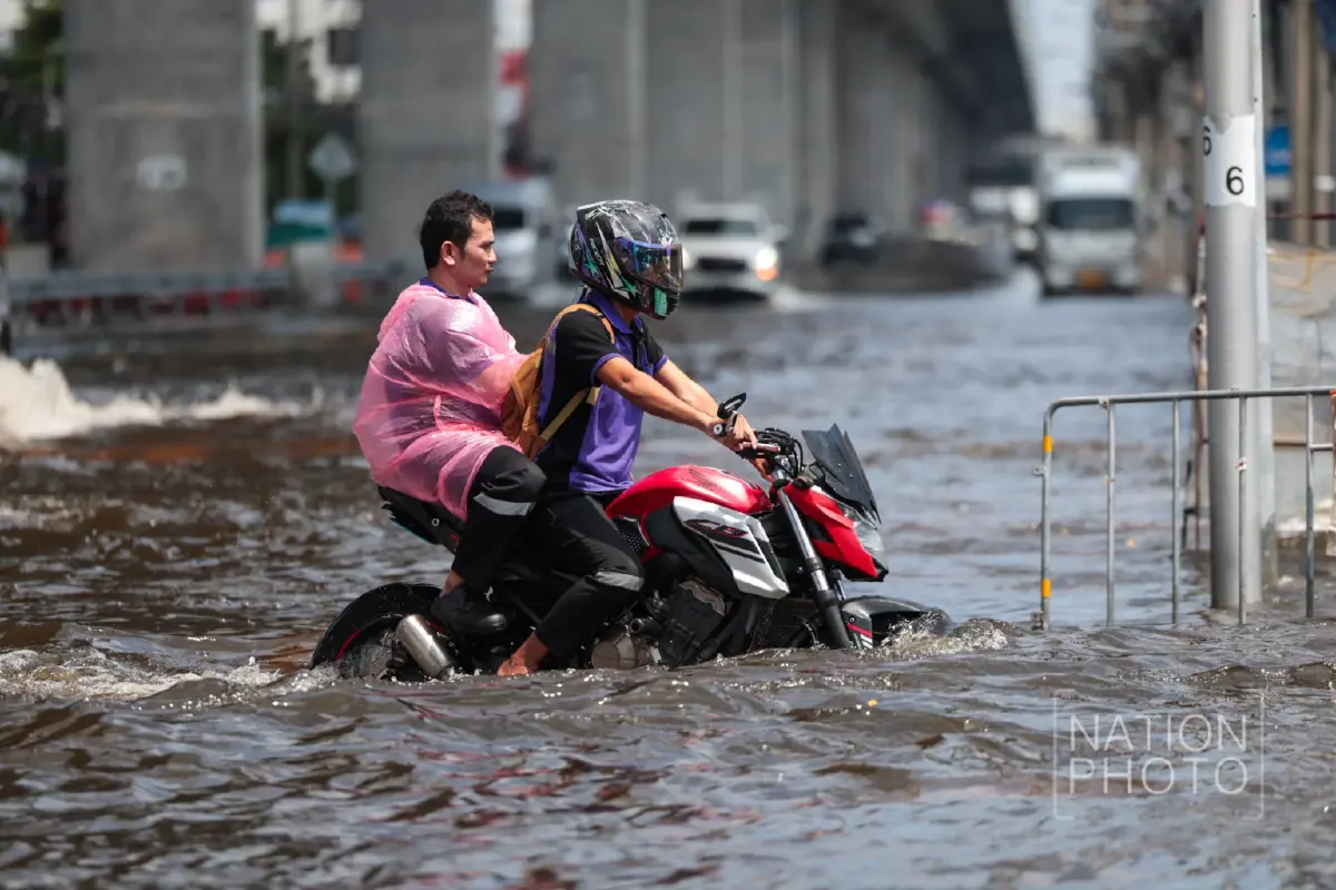 ทัพเรือระดมเรือผลักดันน้ำ 14 ลำ เร่งระบายน้ำท่วมขังลาดกระบัง