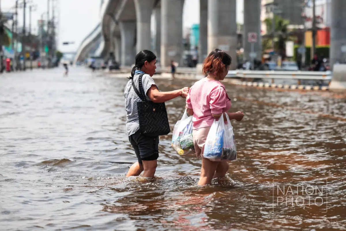 ทัพเรือระดมเรือผลักดันน้ำ 14 ลำ เร่งระบายน้ำท่วมขังลาดกระบัง