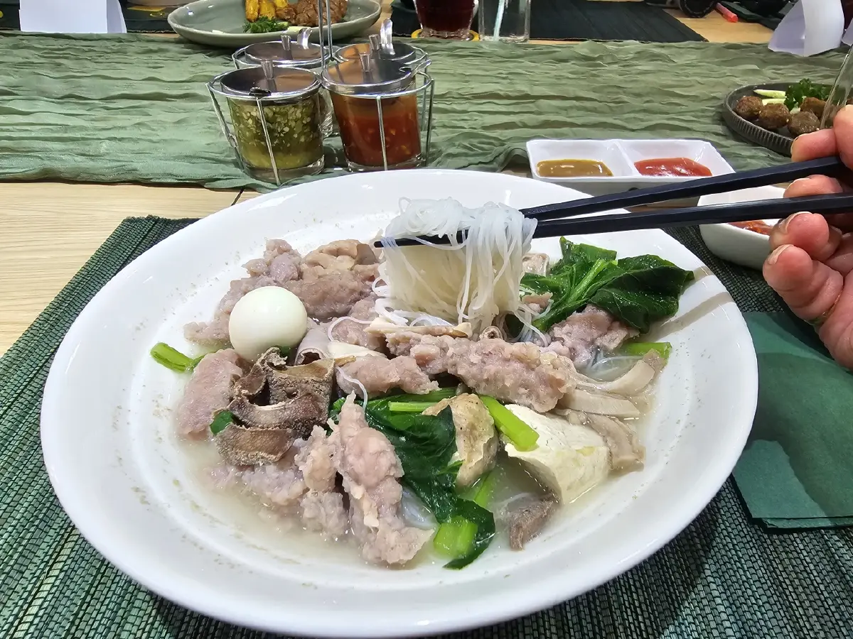 ‘YKKO’ ก๋วยเตี๋ยวเมียนมา ร้านดังจากย่างกุ้ง เด็ดที่หมูและน้ำซุป
