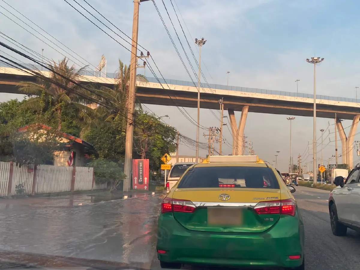 วิกฤติน้ำทะเลหนุนสูง จ่อแตะ 3.8 เมตร ถล่มสมุทรปราการ-แม่กลอง รถติดแล้ว